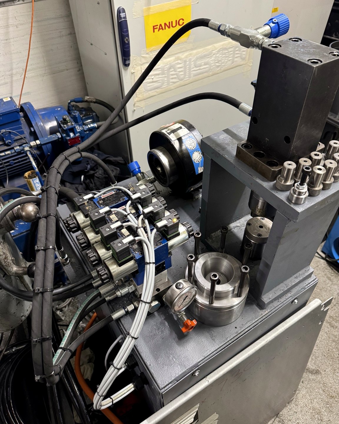 Hydraulic hose routing